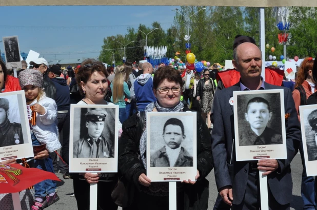 Участники шествия "Бессмертный полк". Барнаул, 9 мая 2015 год.