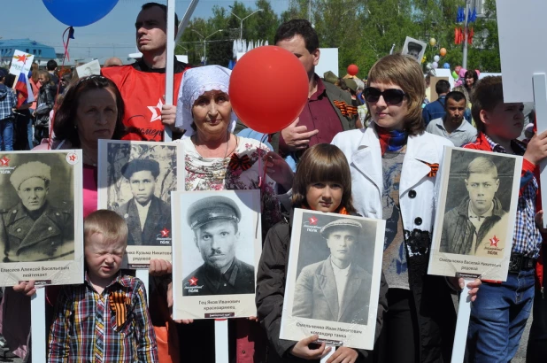 Участники шествия "Бессмертный полк". Барнаул, 9 мая 2015 год.