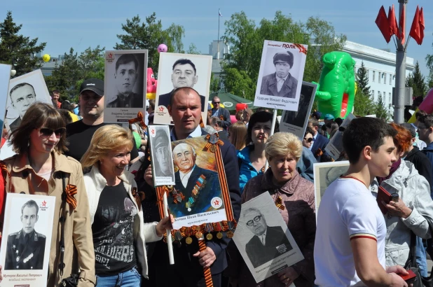 Участники шествия "Бессмертный полк". Барнаул, 9 мая 2015 год.