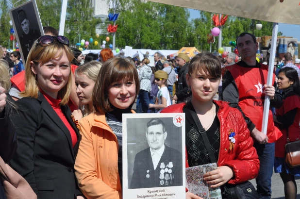 Участники шествия "Бессмертный полк". Барнаул, 9 мая 2015 год.