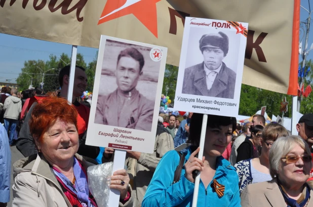 Участники шествия "Бессмертный полк". Барнаул, 9 мая 2015 год.