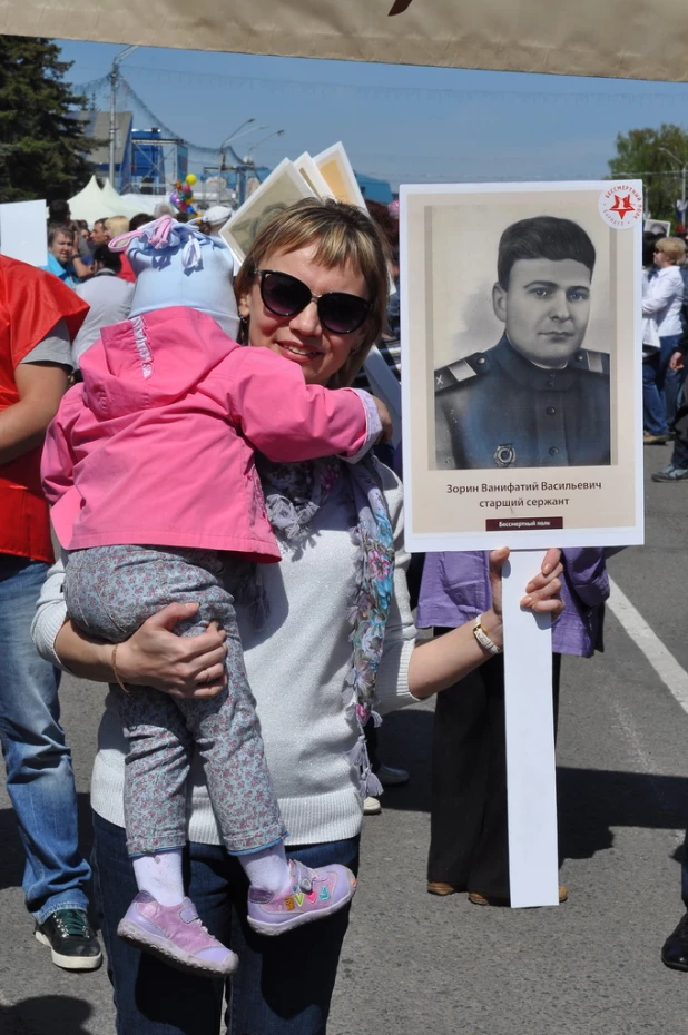 Участники шествия "Бессмертный полк". Барнаул, 9 мая 2015 год.