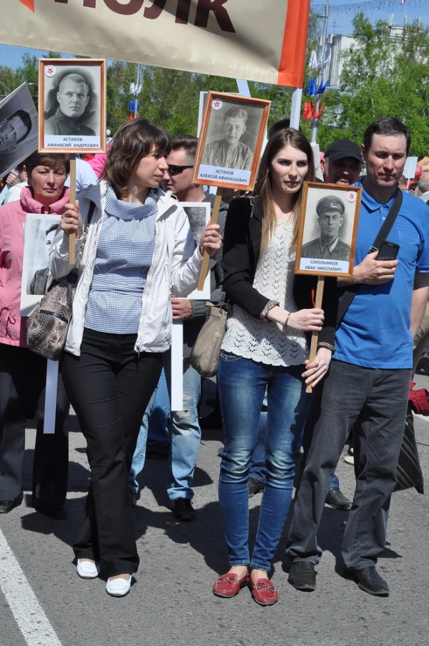 Участники шествия "Бессмертный полк". Барнаул, 9 мая 2015 год.