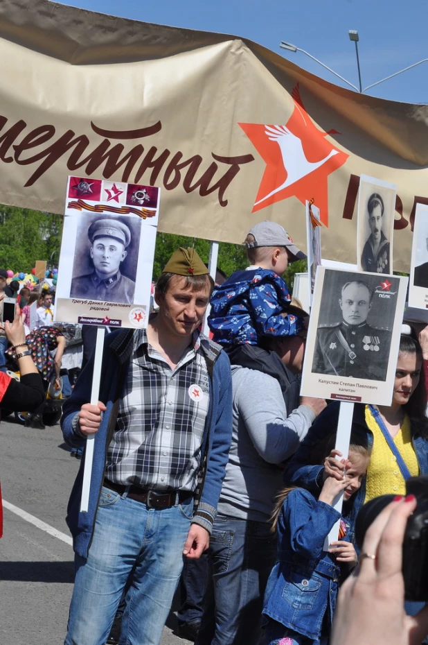 Участники шествия "Бессмертный полк". Барнаул, 9 мая 2015 год.