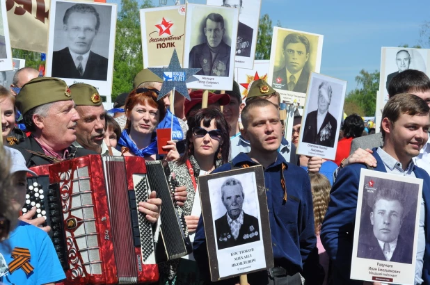 Участники шествия "Бессмертный полк". Барнаул, 9 мая 2015 год.