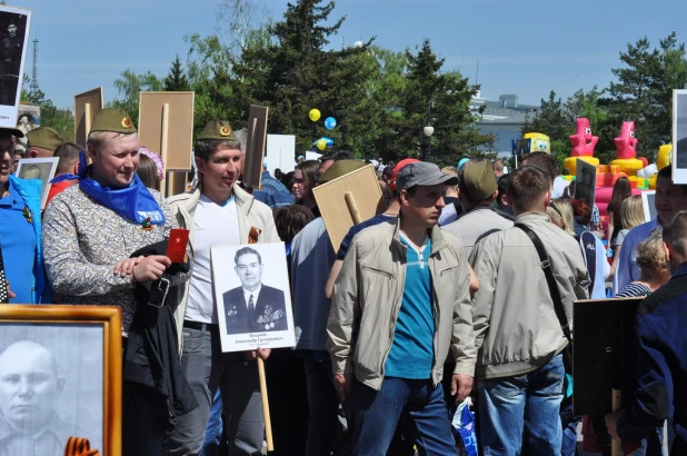 Участники шествия "Бессмертный полк". Барнаул, 9 мая 2015 год.