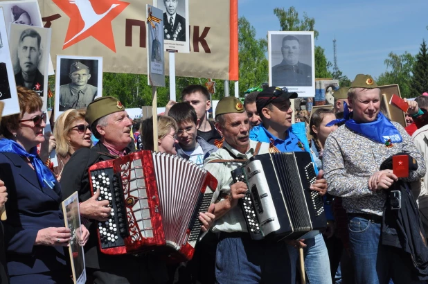 Участники шествия "Бессмертный полк". Барнаул, 9 мая 2015 год.