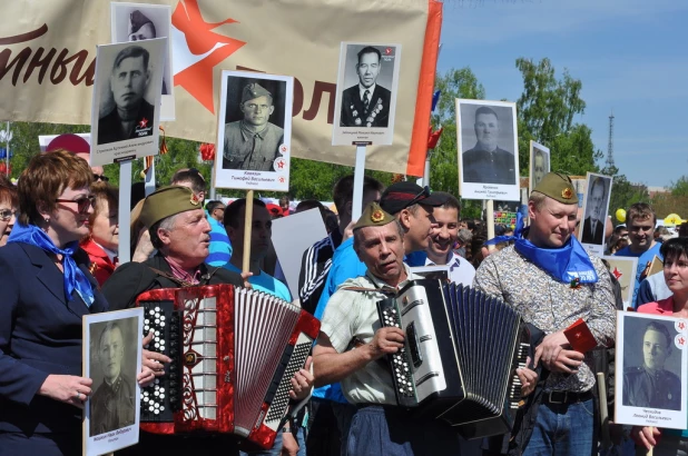 Участники шествия "Бессмертный полк". Барнаул, 9 мая 2015 год.