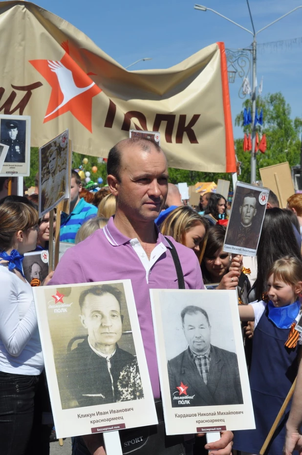 Участники шествия "Бессмертный полк". Барнаул, 9 мая 2015 год.