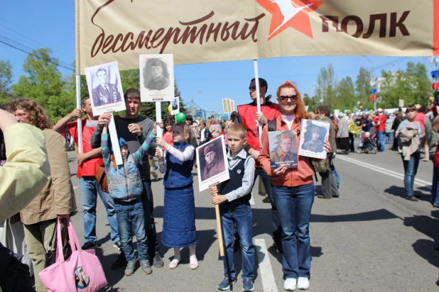 Участники шествия "Бессмертный полк". Барнаул, 9 мая 2015 год.