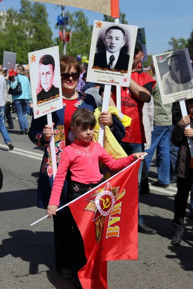 Участники шествия "Бессмертный полк". Барнаул, 9 мая 2015 год.