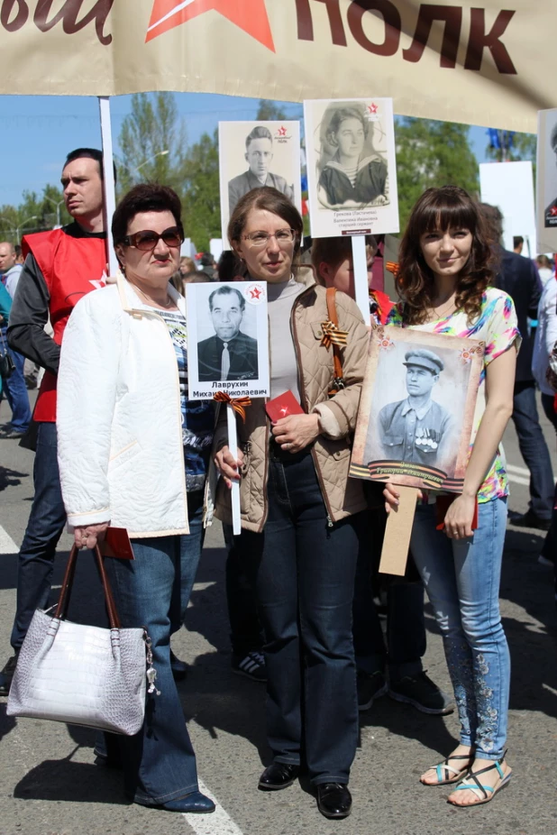 Участники шествия "Бессмертный полк". Барнаул, 9 мая 2015 год.