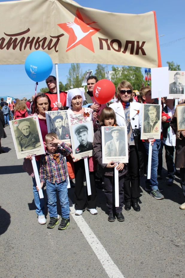 Участники шествия "Бессмертный полк". Барнаул, 9 мая 2015 год.