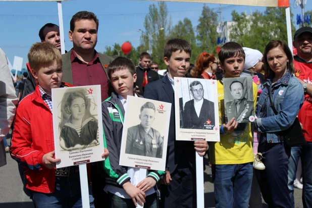 Участники шествия "Бессмертный полк". Барнаул, 9 мая 2015 год.