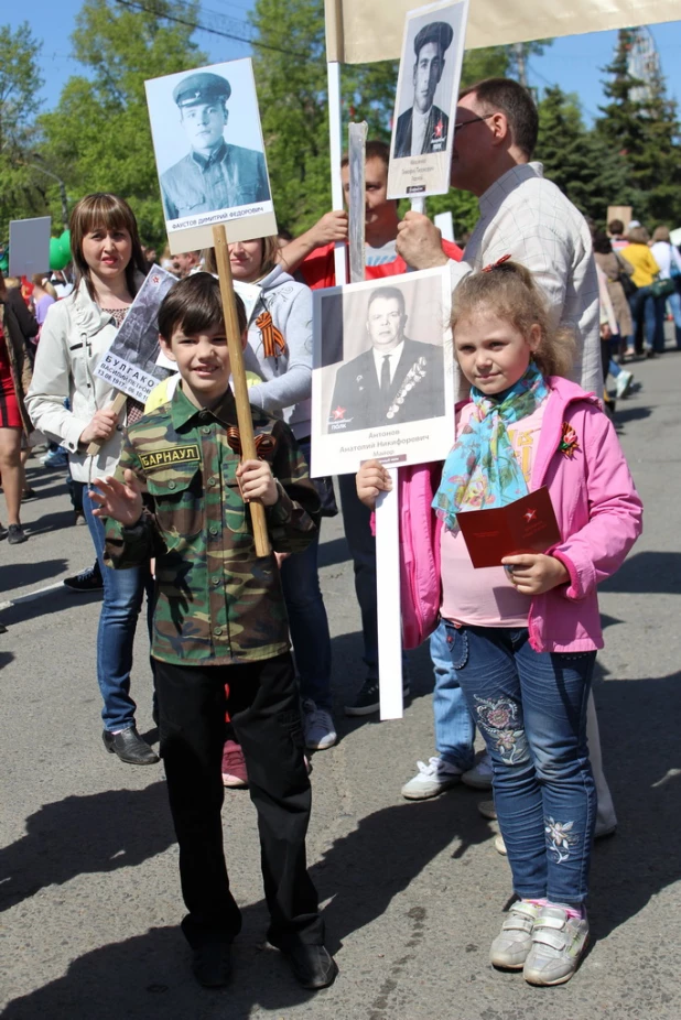 Участники шествия "Бессмертный полк". Барнаул, 9 мая 2015 год.