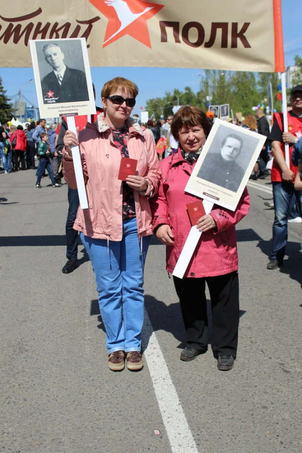 Участники шествия "Бессмертный полк". Барнаул, 9 мая 2015 год.