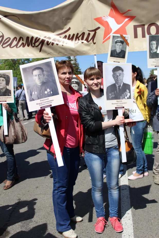 Участники шествия "Бессмертный полк". Барнаул, 9 мая 2015 год.