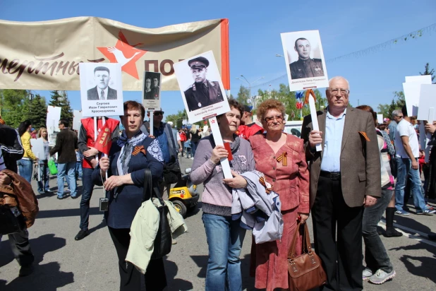 Участники шествия "Бессмертный полк". Барнаул, 9 мая 2015 год.