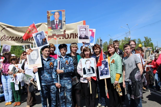 Участники шествия "Бессмертный полк". Барнаул, 9 мая 2015 год.