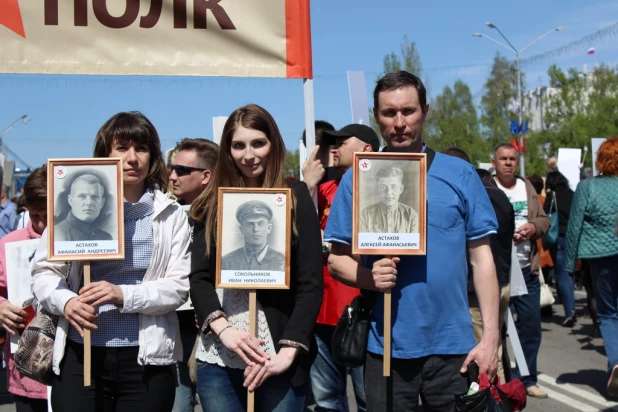 Участники шествия "Бессмертный полк". Барнаул, 9 мая 2015 год.