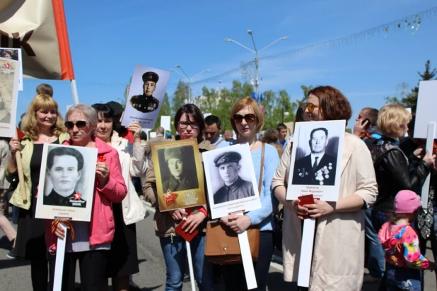 Участники шествия "Бессмертный полк". Барнаул, 9 мая 2015 год.