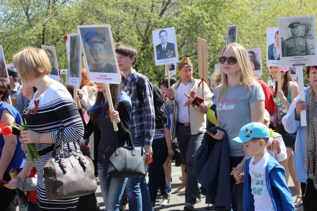 Участники шествия "Бессмертный полк". Барнаул, 9 мая 2015 год.