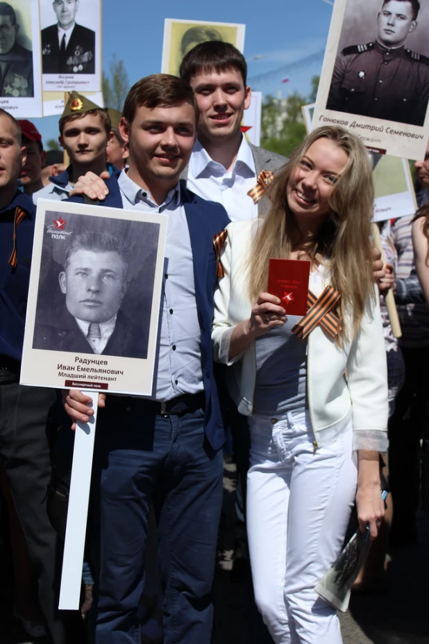 Участники шествия "Бессмертный полк". Барнаул, 9 мая 2015 год.