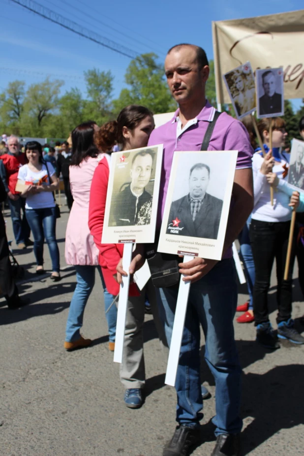 Участники шествия "Бессмертный полк". Барнаул, 9 мая 2015 год.