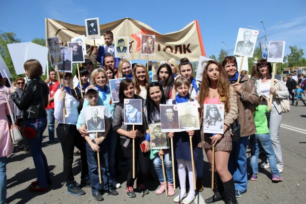 Участники шествия "Бессмертный полк". Барнаул, 9 мая 2015 год.