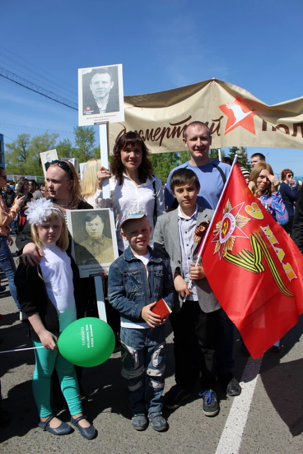 Участники шествия "Бессмертный полк". Барнаул, 9 мая 2015 год.