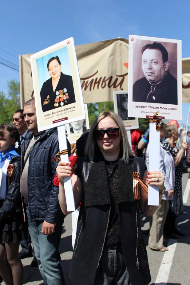 Участники шествия "Бессмертный полк". Барнаул, 9 мая 2015 год.