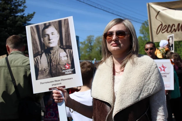 Участники шествия "Бессмертный полк". Барнаул, 9 мая 2015 год.