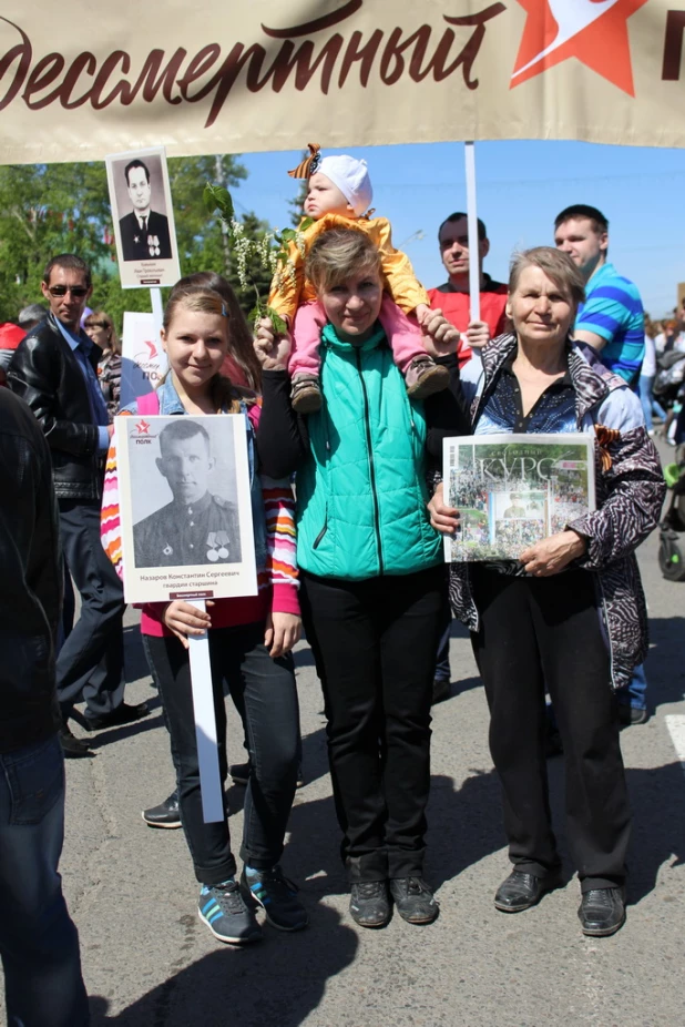 Участники шествия "Бессмертный полк". Барнаул, 9 мая 2015 год.