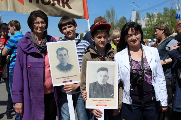 Участники шествия "Бессмертный полк". Барнаул, 9 мая 2015 год.