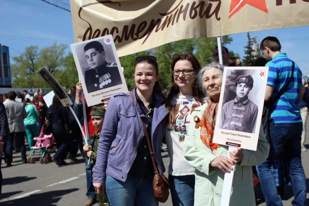 Участники шествия "Бессмертный полк". Барнаул, 9 мая 2015 год.