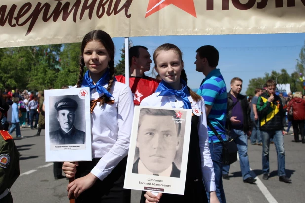 Участники шествия "Бессмертный полк". Барнаул, 9 мая 2015 год.