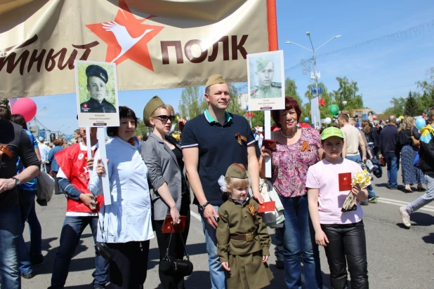 Участники шествия "Бессмертный полк". Барнаул, 9 мая 2015 год.