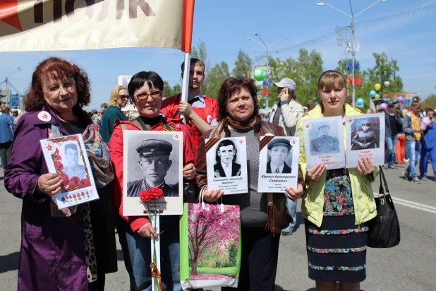 Участники шествия "Бессмертный полк". Барнаул, 9 мая 2015 год.