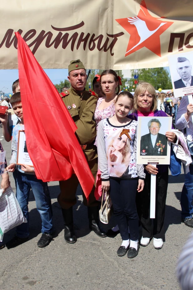 Участники шествия "Бессмертный полк". Барнаул, 9 мая 2015 год.