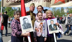 Участники шествия "Бессмертный полк". Барнаул, 9 мая 2015 год.