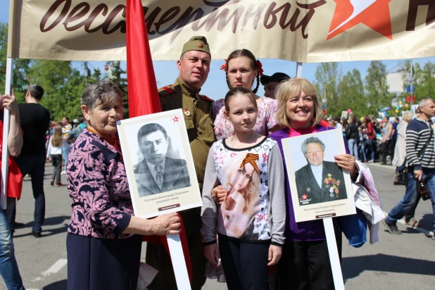 Участники шествия "Бессмертный полк". Барнаул, 9 мая 2015 год.