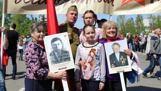 Участники шествия "Бессмертный полк". Барнаул, 9 мая 2015 год.