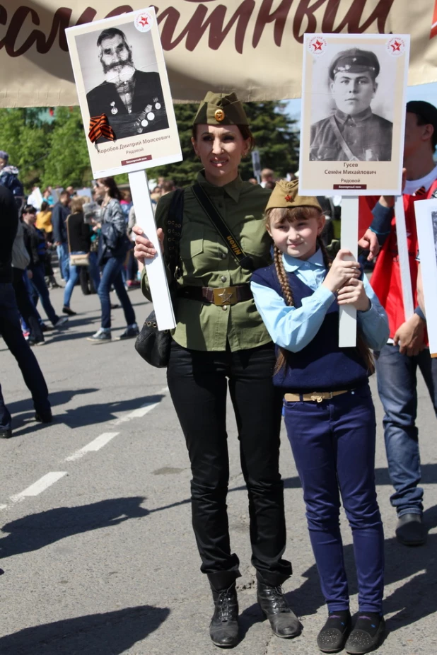 Участники шествия "Бессмертный полк". Барнаул, 9 мая 2015 год.