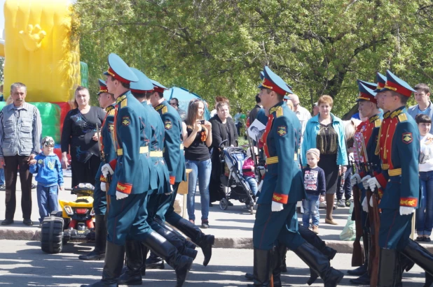 Участники шествия "Бессмертный полк". Барнаул, 9 мая 2015 год.