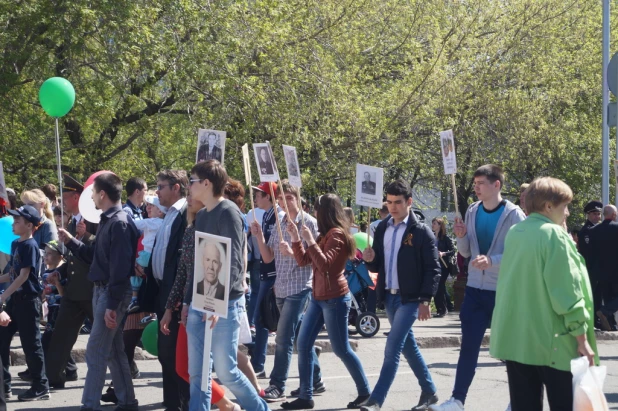 Участники шествия "Бессмертный полк". Барнаул, 9 мая 2015 год.