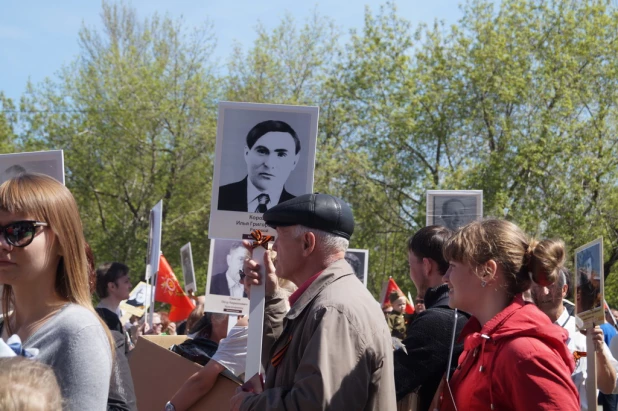 Участники шествия "Бессмертный полк". Барнаул, 9 мая 2015 год.