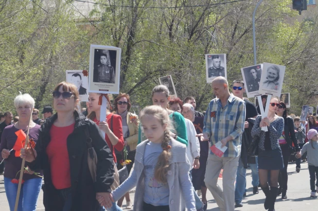 Участники шествия "Бессмертный полк". Барнаул, 9 мая 2015 год.