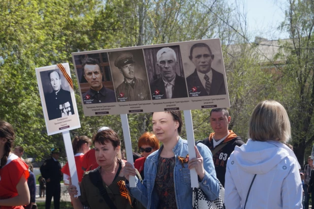 Участники шествия "Бессмертный полк". Барнаул, 9 мая 2015 год.