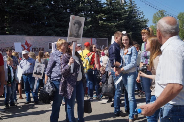 Участники шествия "Бессмертный полк". Барнаул, 9 мая 2015 год.