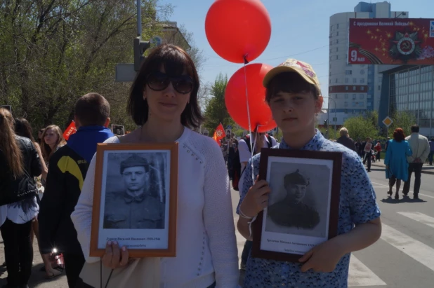 Участники шествия "Бессмертный полк". Барнаул, 9 мая 2015 год.